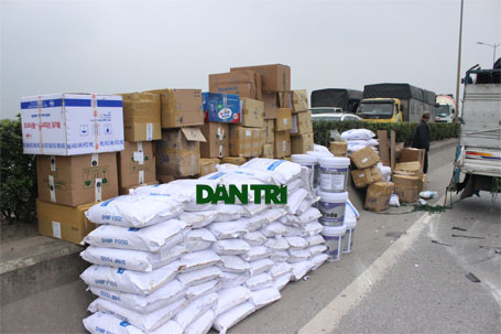 Nổ lốp sau, xe tải lật nghiêng chắn ngang cầu Thanh Trì Nổ lốp sau, xe tải lật nghiêng chắn ngang cầu Thanh Trì