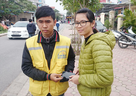 Nhặt được điện thoại iPhone 5, lái xe ôm trả lại cho người mất