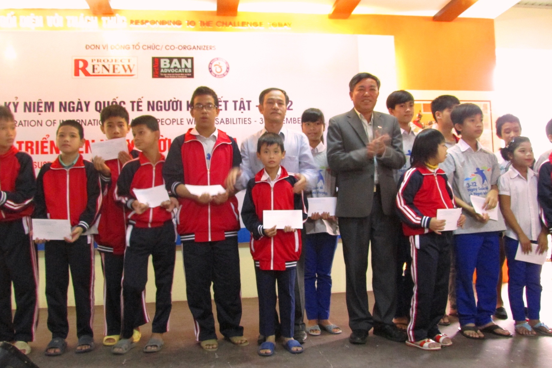 Tặng quà nhân ngày Quốc tế người khuyết tật