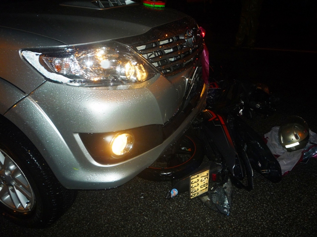 Xế hộp “ngoạm” xe máy trong đêm tối
