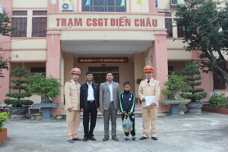 CSGT phát hiện bé trai đói lả nằm trong bao tải bên đường