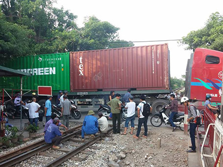 Xe container “ăn vạ” giữa đường tàu hỏa Xe container “ăn vạ” giữa đường tàu hỏa