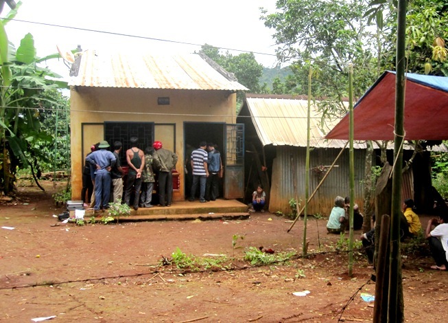 Cha ôm con tự tử bằng thuốc nổ Cha ôm con tự tử bằng thuốc nổ