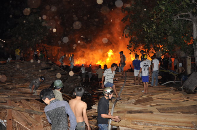 Cháy lớn thiêu rụi Công ty sách và thiết bị trường học Phú Yên