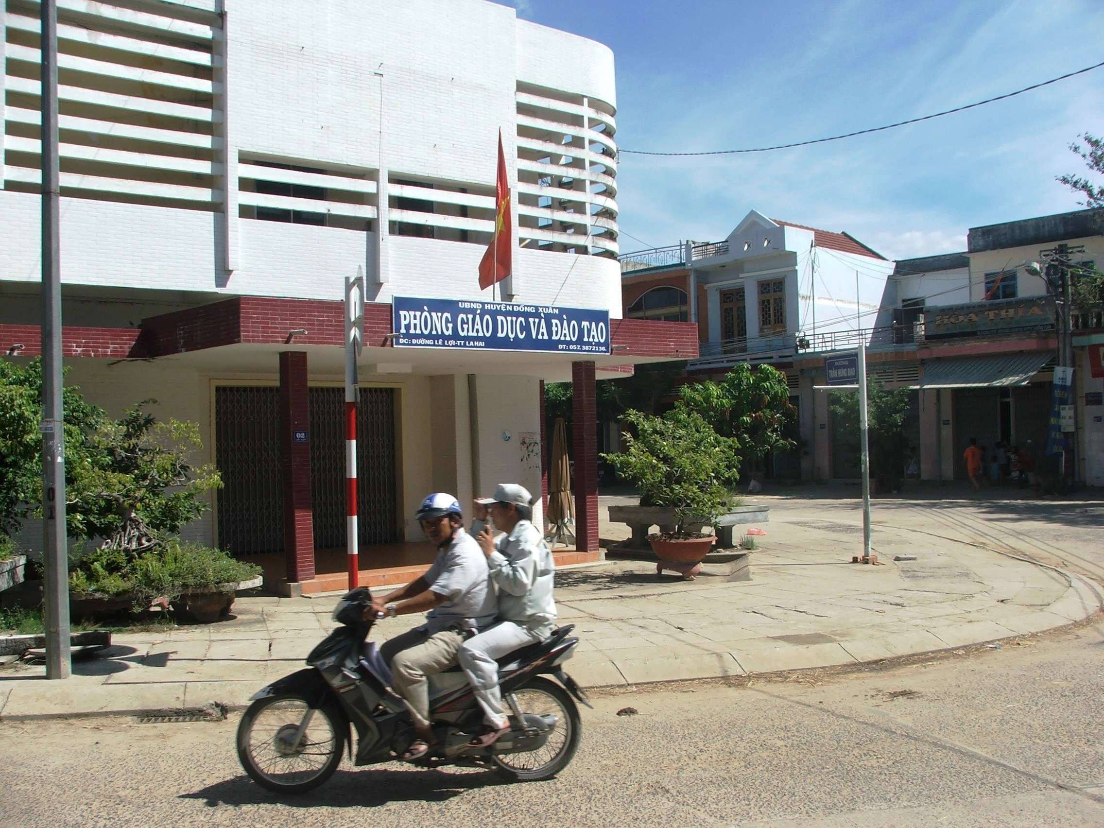 Két sắt có 300 triệu đồng tiền lương bị trộm khiêng mất Két sắt có 300 triệu đồng tiền lương bị trộm khiêng mất