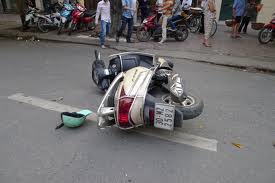 Người đi đường vô cảm với người gặp nạn Người đi đường vô cảm với người gặp nạn