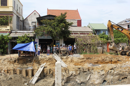 Bảo vệ công trường bị điện giật chết khi kiểm tra máy bơm nước