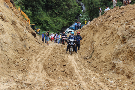 Sạt lở gây chia cắt hoàn toàn giữa tỉnh Lai Châu với Lào Cai