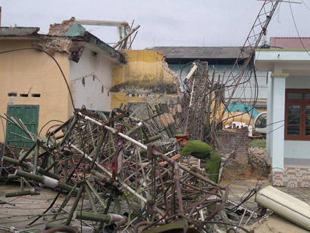 Cột ăng ten truyền hình huyện bất ngờ gục đổ