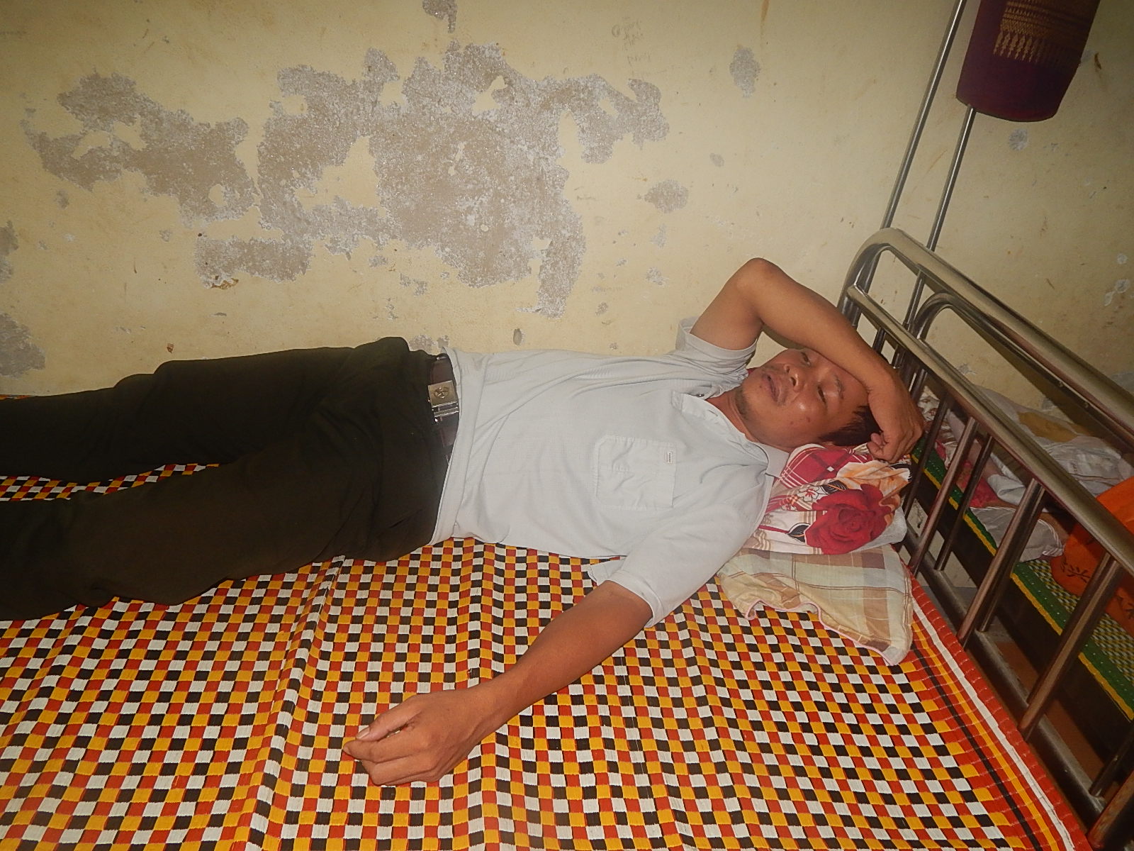 Côn đồ hung hãn dùng giây thừng siết cổ cán bộ kiểm lâm          