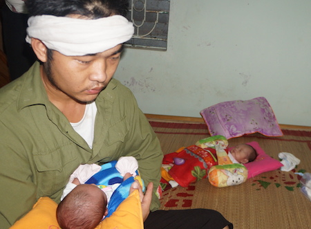 Xót xa hai đứa trẻ sinh đôi 5 ngày tuổi mất mẹ