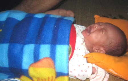 Xót xa hai đứa trẻ sinh đôi 5 ngày tuổi mất mẹ