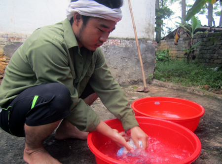 Xót xa hai đứa trẻ sinh đôi 5 ngày tuổi mất mẹ