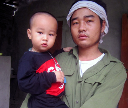 Xót xa hai đứa trẻ sinh đôi 5 ngày tuổi mất mẹ