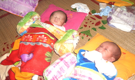 Xót xa hai đứa trẻ sinh đôi 5 ngày tuổi mất mẹ