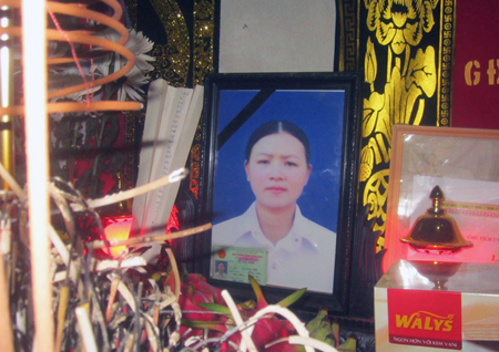 Xót xa hai đứa trẻ sinh đôi 5 ngày tuổi mất mẹ