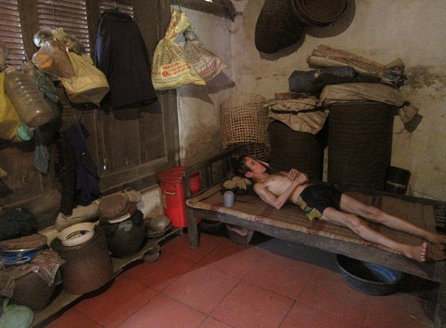  Mẹ già 90 vật lộn nuôi hai con tâm thần