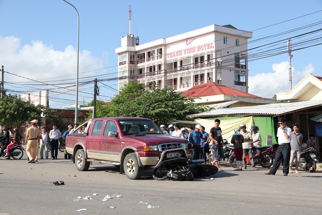 Đi đường, một chiến sĩ công an bị ô tô đâm trọng thương