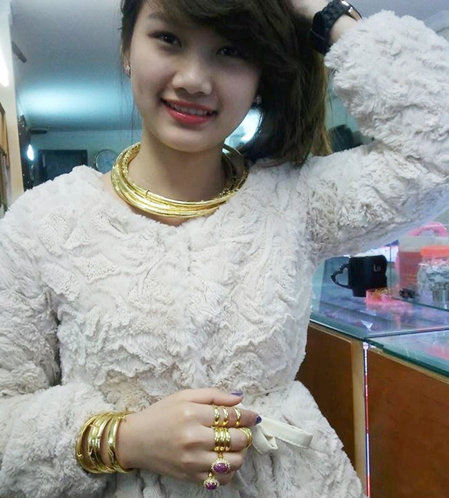 Cô gái đeo 8 cây vàng khiến dân mạng tò mò