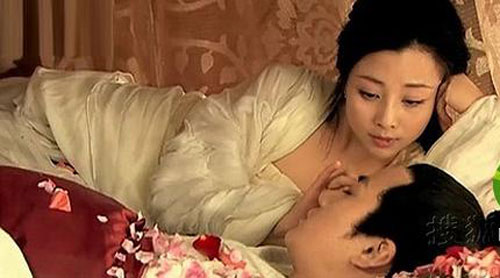 Hoàng đế bắt vợ khỏa thân trước hàng trăm người đàn ông Hoàng đế bắt vợ khỏa thân trước hàng trăm người đàn ông