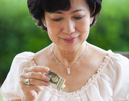 Chăm con dâu ở cữ, mẹ chồng đòi tính phí