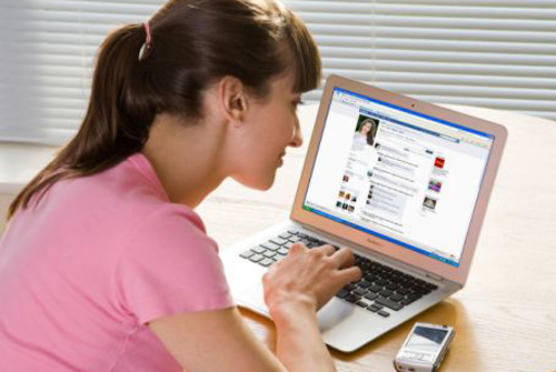 Những nguy hiểm khôn lường khi kết bạn với người lạ trên Facebook
