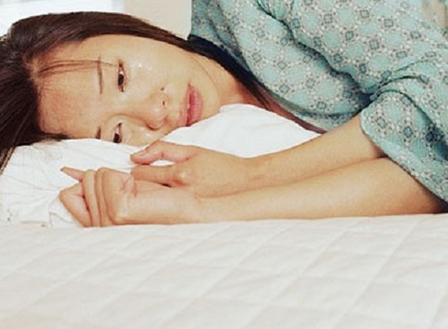 Hóa điên phải nhường giường cho chồng và nhân tình suốt 3 tháng