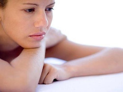 Chết đứng vì phát hiện phiếu xét nghiệm HIV trong túi chồng