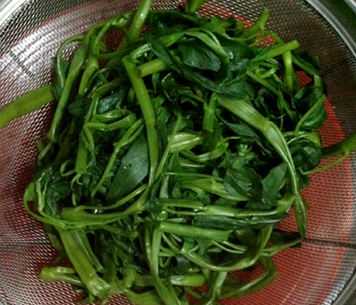 Trổ tài làm nộm rau muống trộn xoài ngon miệng Trổ tài làm nộm rau muống trộn xoài ngon miệng