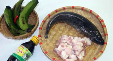 Cá kho chuối xanh – món ngon dân giã Cá kho chuối xanh – món ngon dân giã