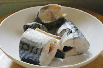 Cá kho chuối xanh – món ngon dân giã Cá kho chuối xanh – món ngon dân giã