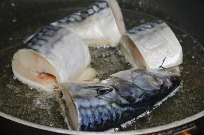 Cá kho chuối xanh – món ngon dân giã Cá kho chuối xanh – món ngon dân giã