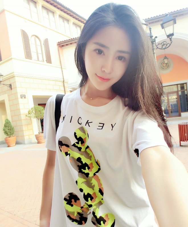 Cô gái bán hàng online “hớp hồn” dân mạng vì quá xinh