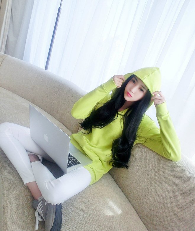 Cô gái bán hàng online “hớp hồn” dân mạng vì quá xinh