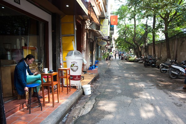 Sự đối lập thú vị ở hai con phố Hà Nội