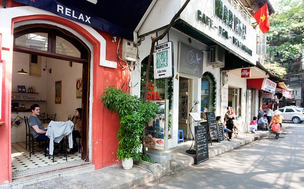 Sự đối lập thú vị ở hai con phố Hà Nội