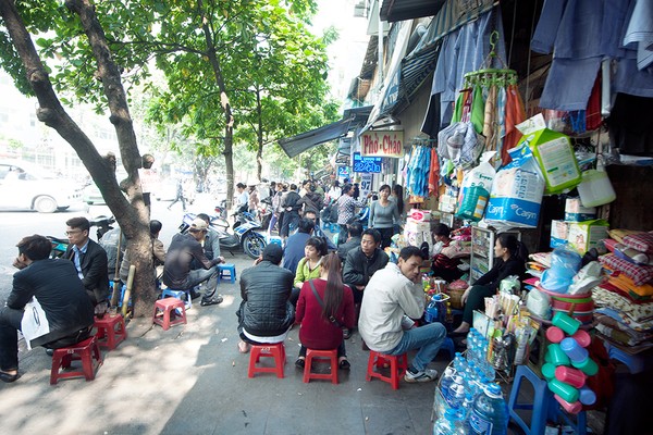 Sự đối lập thú vị ở hai con phố Hà Nội