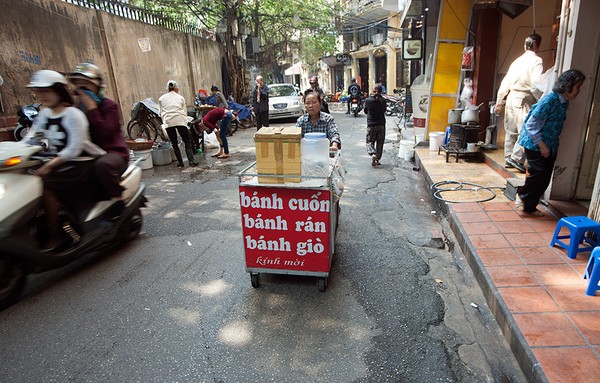 Sự đối lập thú vị ở hai con phố Hà Nội