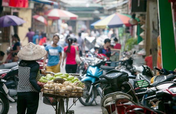 Sự đối lập thú vị ở hai con phố Hà Nội