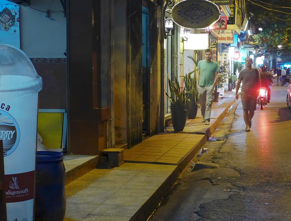 Sự đối lập thú vị ở hai con phố Hà Nội