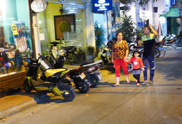 Sự đối lập thú vị ở hai con phố Hà Nội