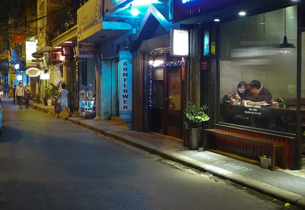 Sự đối lập thú vị ở hai con phố Hà Nội