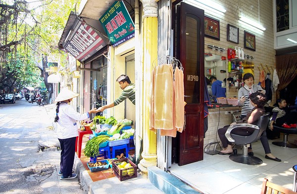 Sự đối lập thú vị ở hai con phố Hà Nội