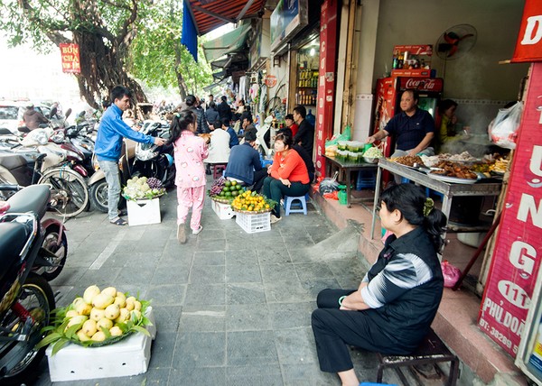 Sự đối lập thú vị ở hai con phố Hà Nội