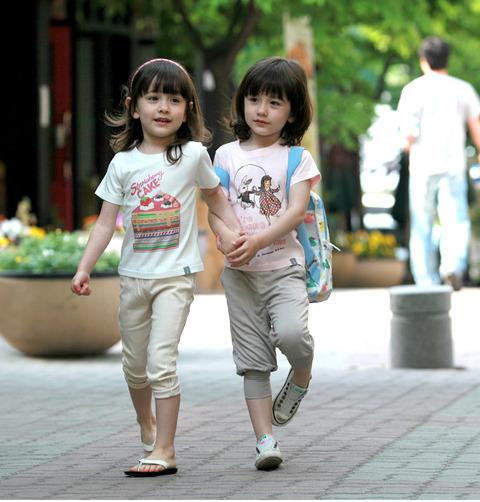 Vẻ đẹp tan chảy mọi ánh nhìn của cặp chị em song sinh lai Hàn