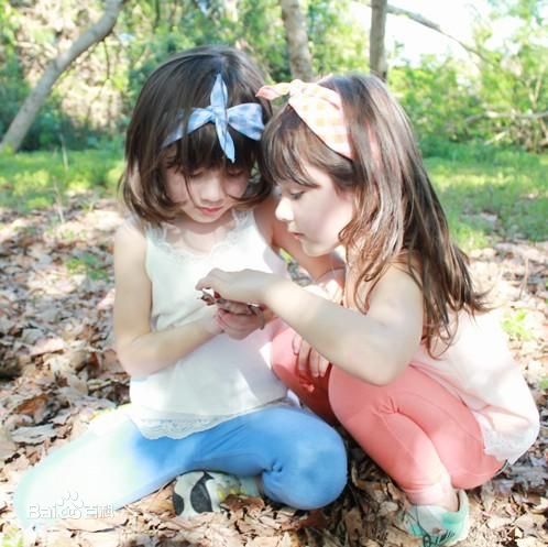 Vẻ đẹp tan chảy mọi ánh nhìn của cặp chị em song sinh lai Hàn