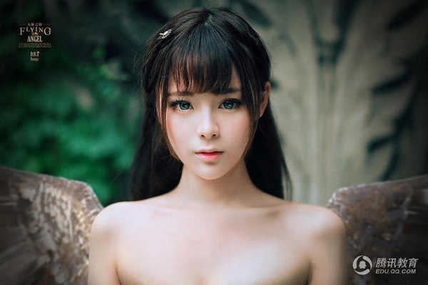 Búp bê 9X sở hữu vòng eo “siêu mỏng”