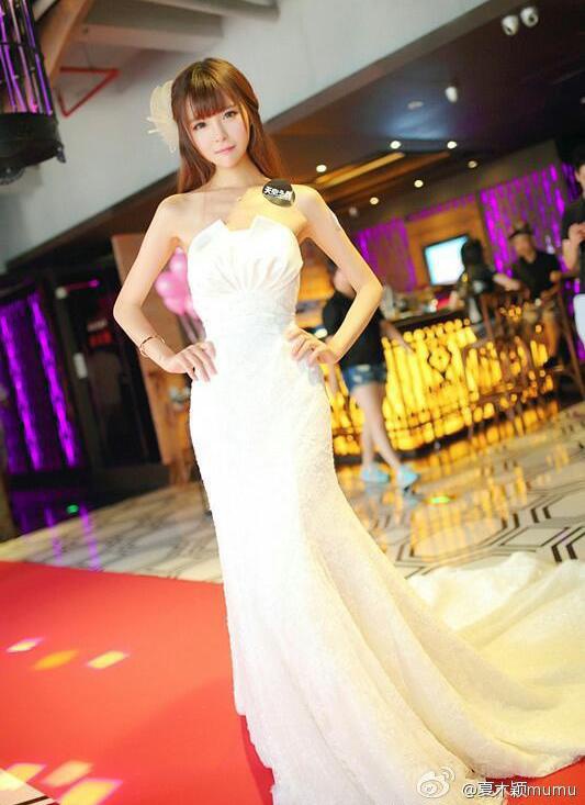 Búp bê 9X sở hữu vòng eo “siêu mỏng”