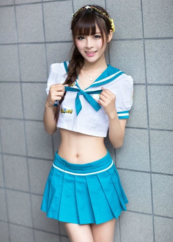 Búp bê 9X sở hữu vòng eo “siêu mỏng”