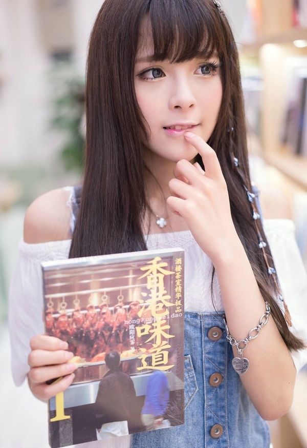 Búp bê 9X sở hữu vòng eo “siêu mỏng”